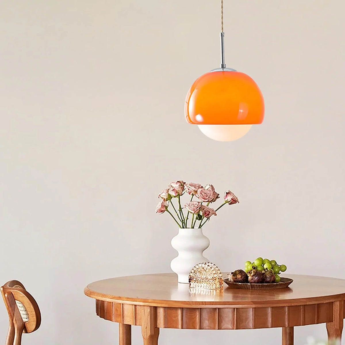 Suspension boule ronde en verre orange avec finition métal moderne