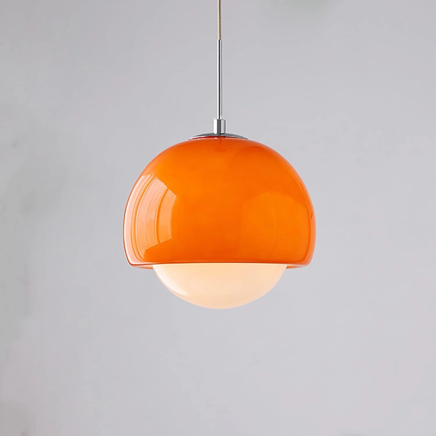 Suspension boule ronde en verre orange avec finition métal moderne