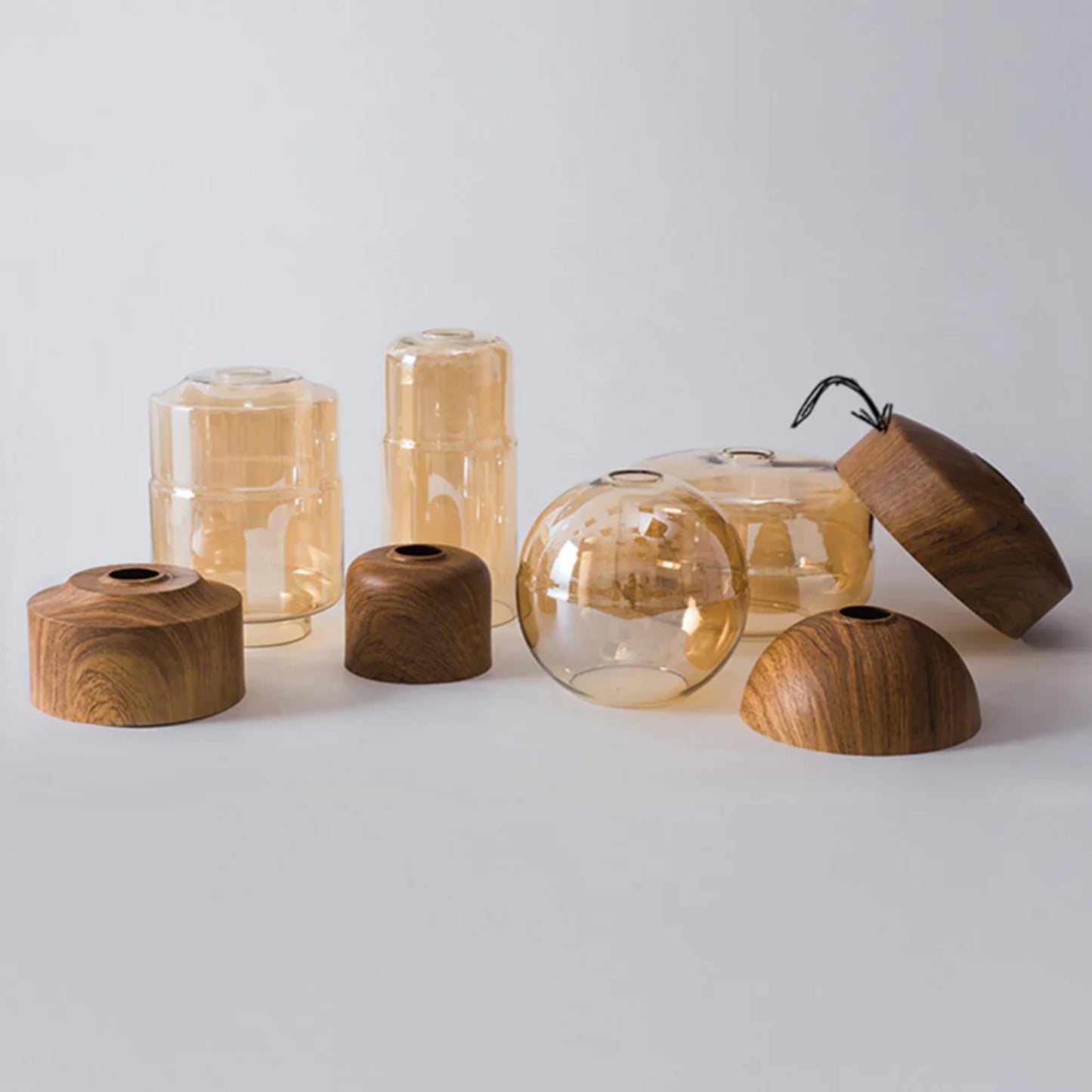 Suspension en verre et bois naturel avec design nordique moderne