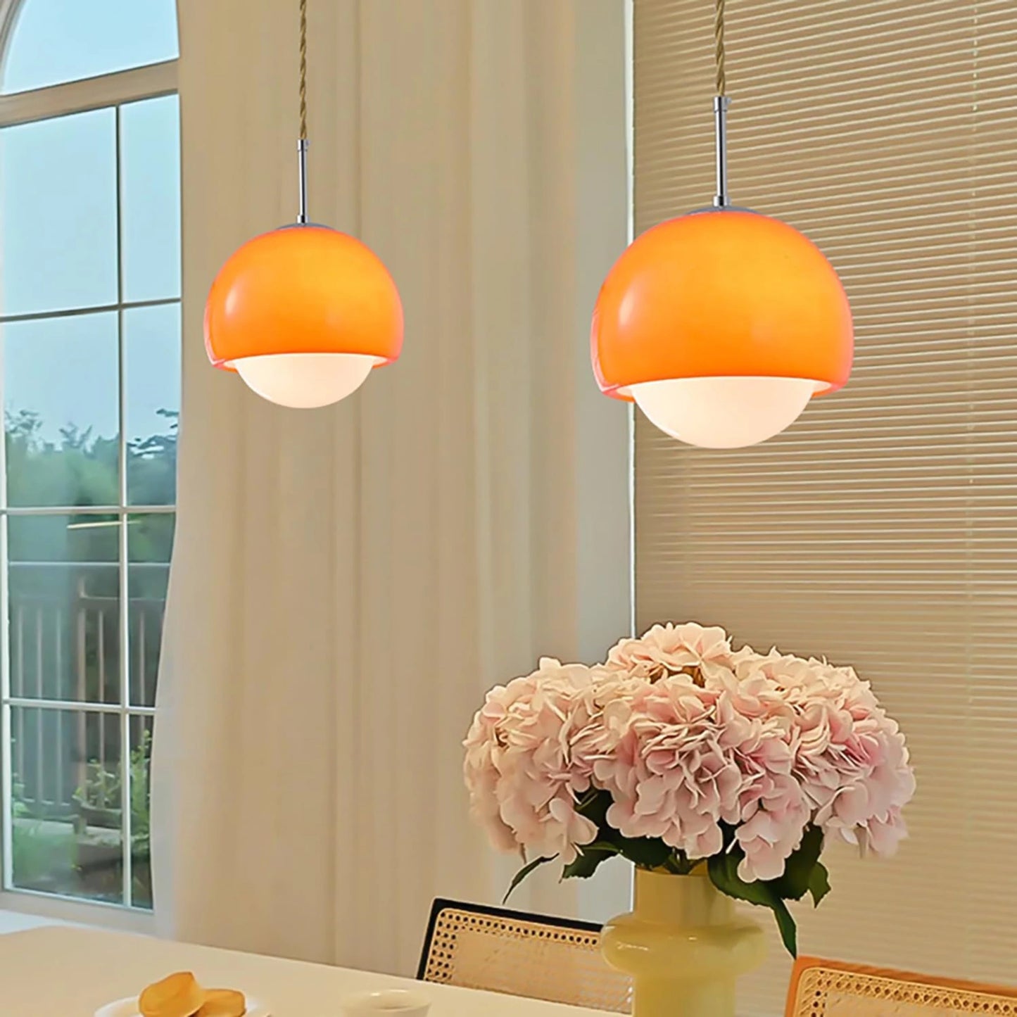 Suspension boule ronde en verre orange avec finition métal moderne