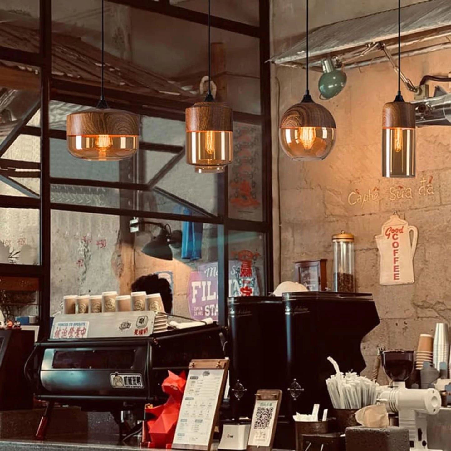 Suspension en verre et bois naturel avec design nordique moderne
