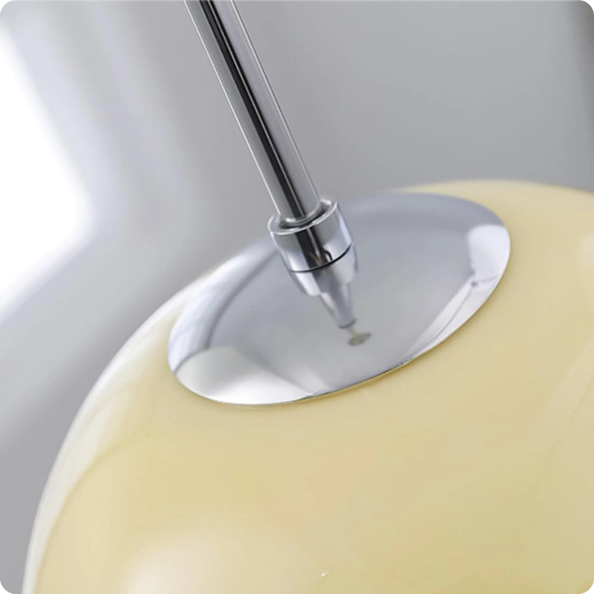 Suspension boule ronde en verre orange avec finition métal moderne