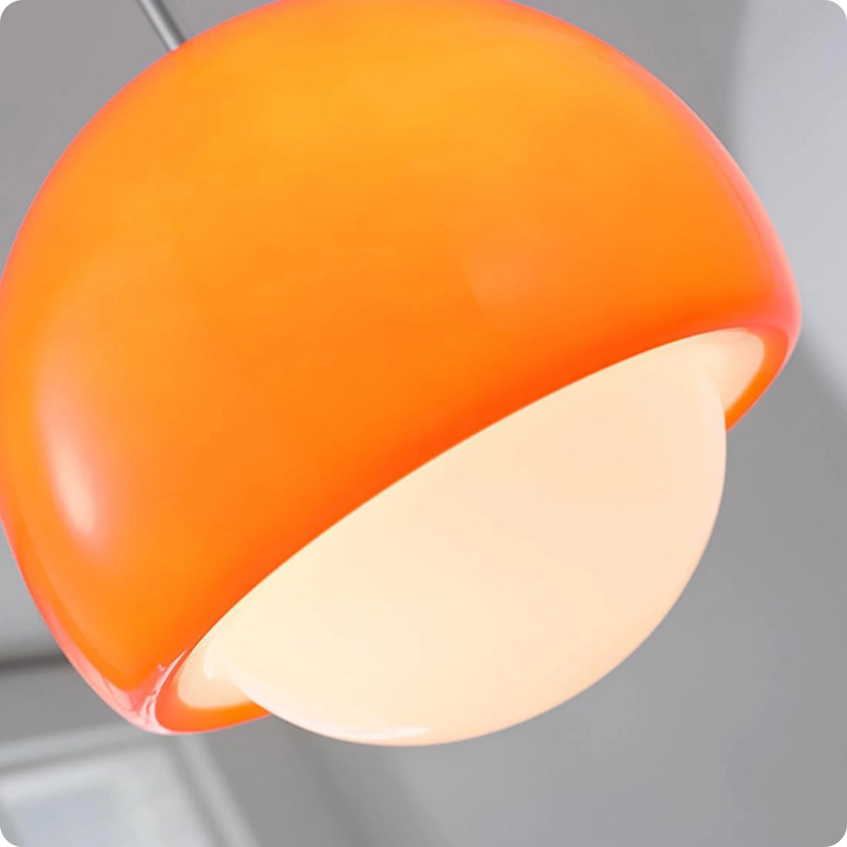Suspension boule ronde en verre orange avec finition métal moderne