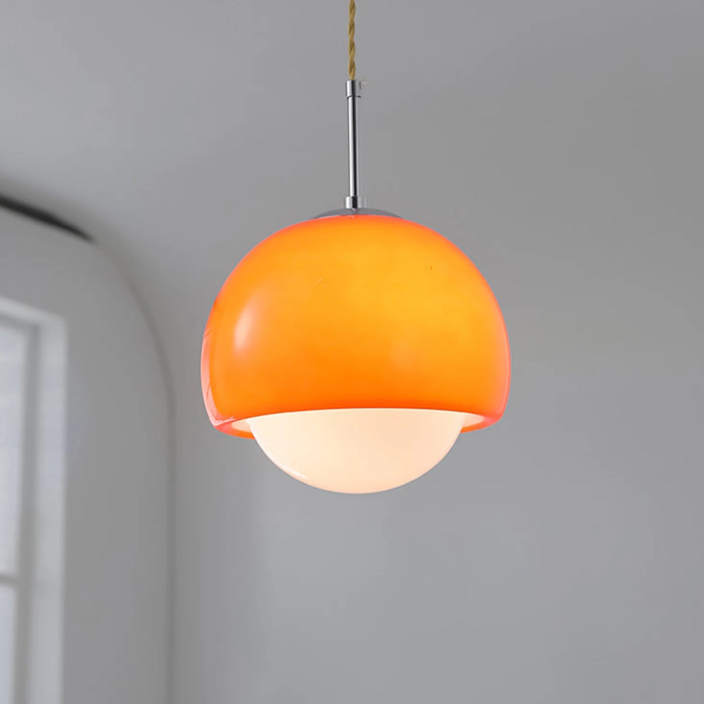 Suspension boule ronde en verre orange avec finition métal moderne