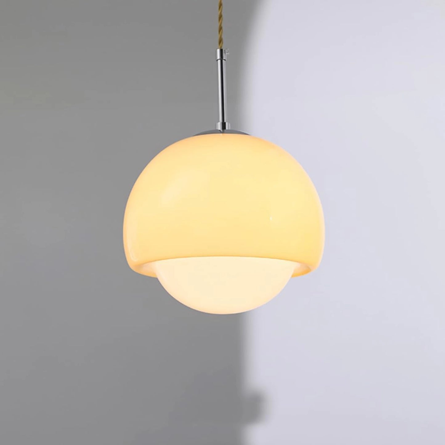Suspension boule ronde en verre orange avec finition métal moderne