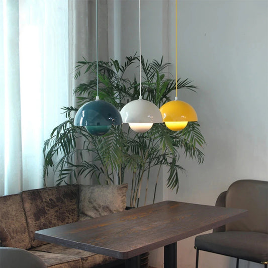 Suspension moderne en métal coloré au design danois semi-circulaire