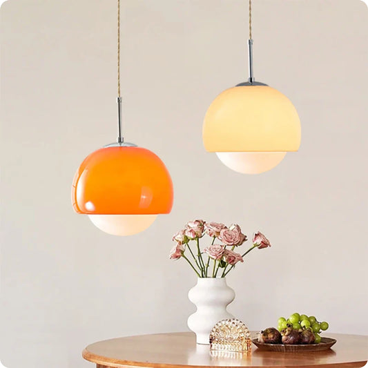 Suspension boule ronde en verre orange avec finition métal moderne
